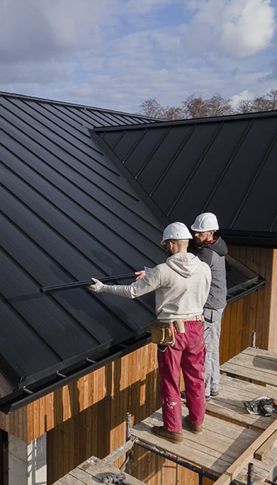 full-shot-roofers-working-together-with-sdfhelmets