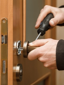 handle-door-fix-by-screwdriver-installing-door-handle