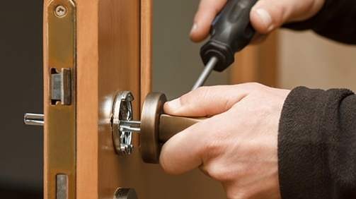handle-door-fix-by-screwdriver-installing-door-handle